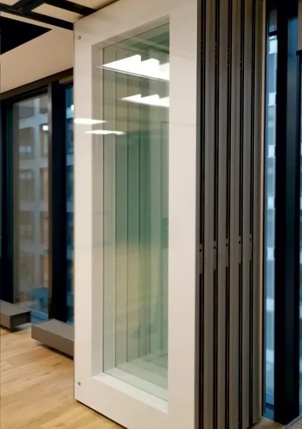 Verwandeln Sie Ihr Büro mit den maßgeschneiderten Glaselementen von Studio 30 – Transparente und exklusive Raumaufteilung
