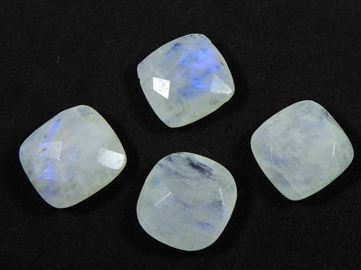 CrystalScents zeigt dir die Kraft der Intuition durch mondstein