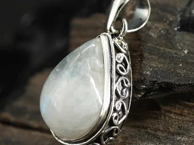 CrystalScents zeigt dir die Kraft der Intuition durch mondstein