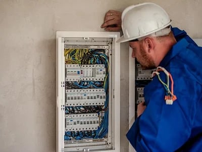 Prüfung elektrischer Anlagen: Die Rolle von KI und Automatisierung