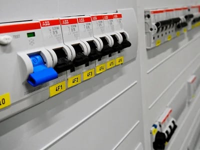 Kosten und Nutzen der Prüfung ortsveränderlicher elektrischer Betriebsmittel für Unternehmen