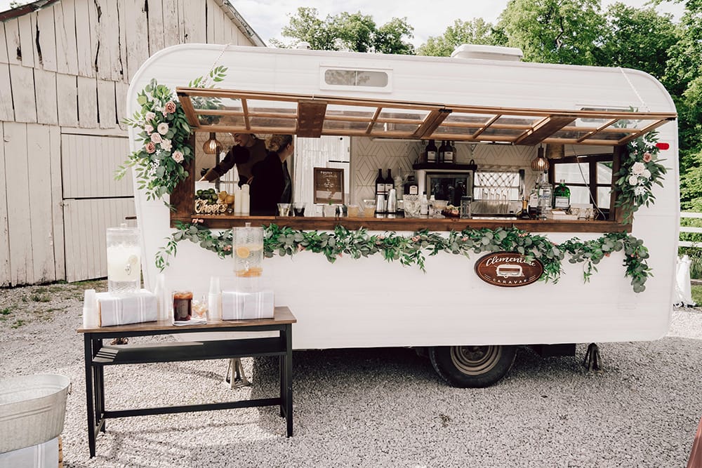 Erleben Sie die Servierwagen Züge: Perfekte Atmosphäre und handgefertigte Cocktails für Ihre Hochzeitsfeier