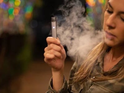 Mit der Al Fakher 30K Hypermax Vape wird jeder Zug zum besonderen Erlebnis