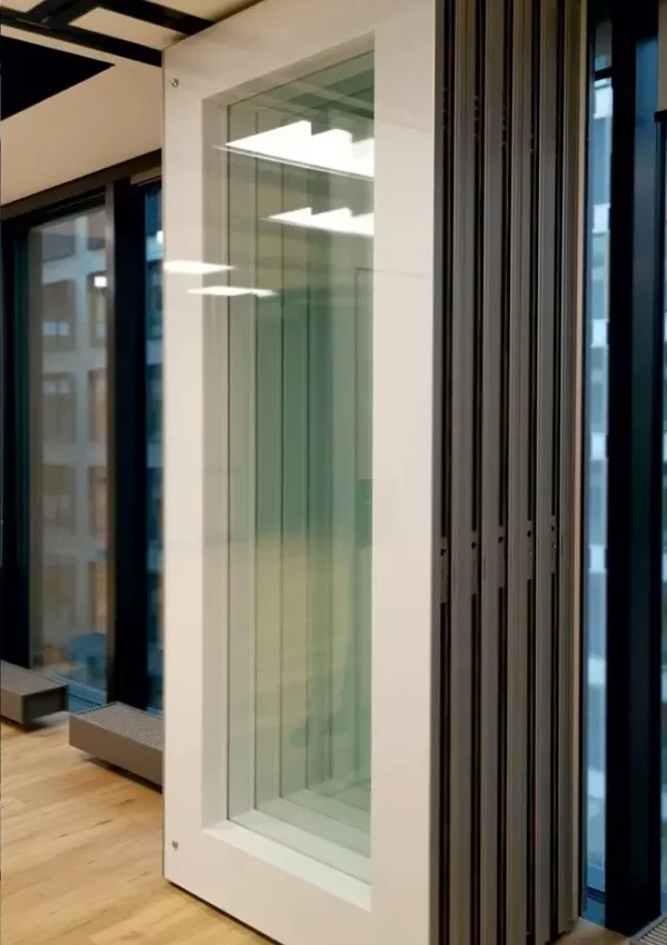 Verwandeln Sie Ihr Büro mit den maßgeschneiderten Glaselementen von Studio 30 – Transparente und exklusive Raumaufteilung