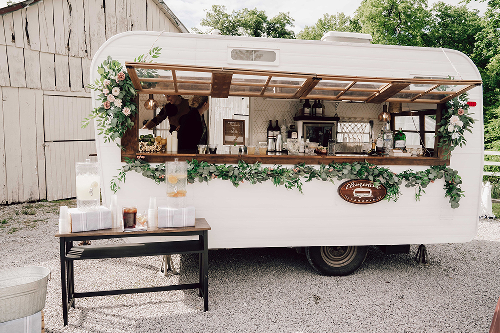 Erleben Sie die Servierwagen Züge: Perfekte Atmosphäre und handgefertigte Cocktails für Ihre Hochzeitsfeier