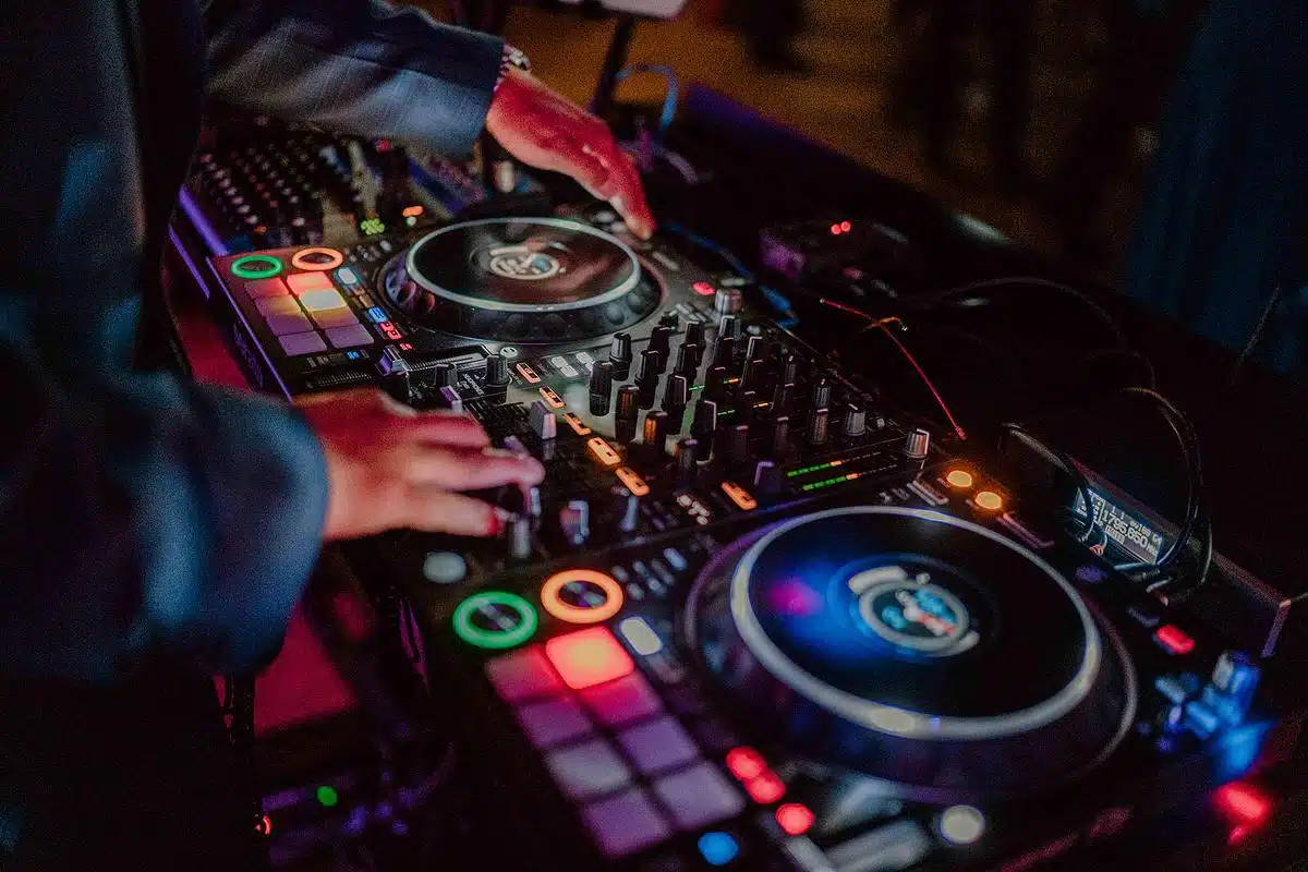 Die Melodien enthüllen: Warum die Wahl des richtigen Hochzeits-DJs entscheidend ist
