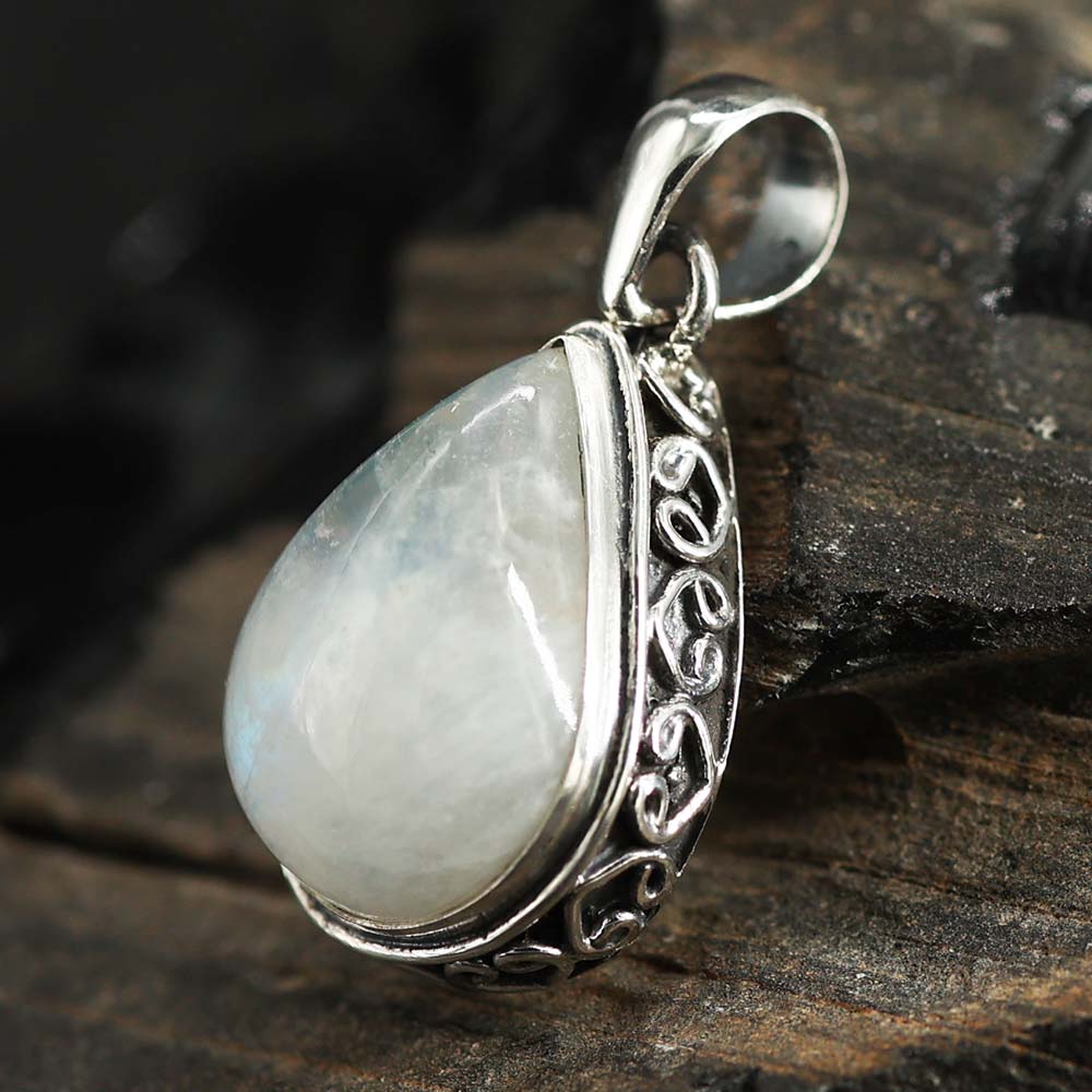 CrystalScents zeigt dir die Kraft der Intuition durch mondstein