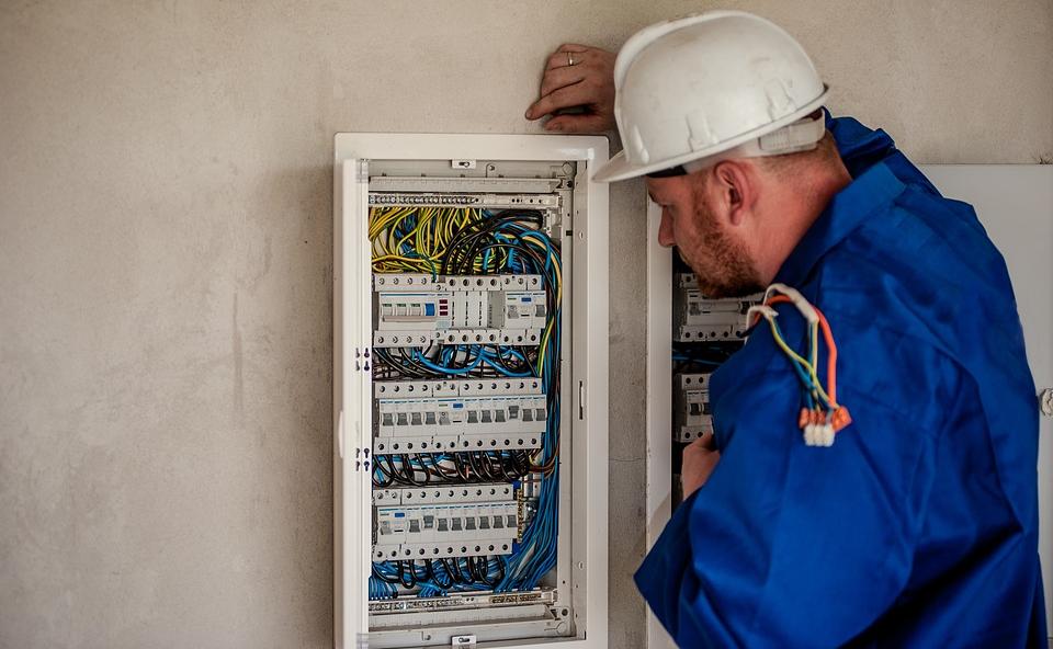 Prüfung elektrischer Anlagen: Die Rolle von KI und Automatisierung