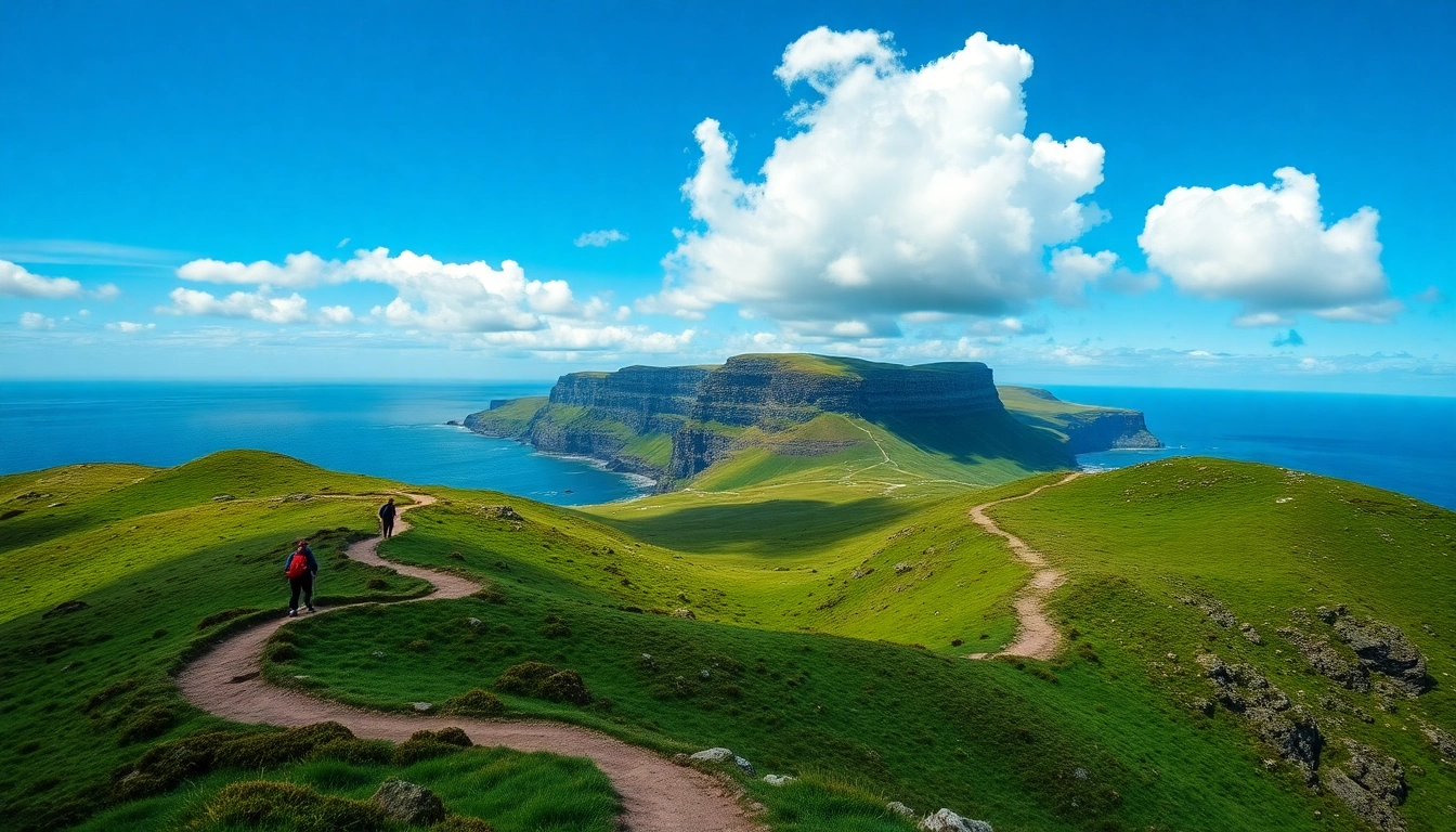 Erleben Sie die Schönheit des Kerry Way Irland mit Wanderern auf dem malerischen Weg.