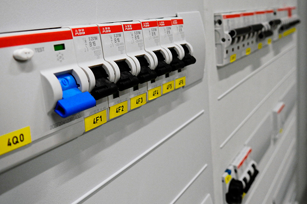 Kosten und Nutzen der Prüfung ortsveränderlicher elektrischer Betriebsmittel für Unternehmen